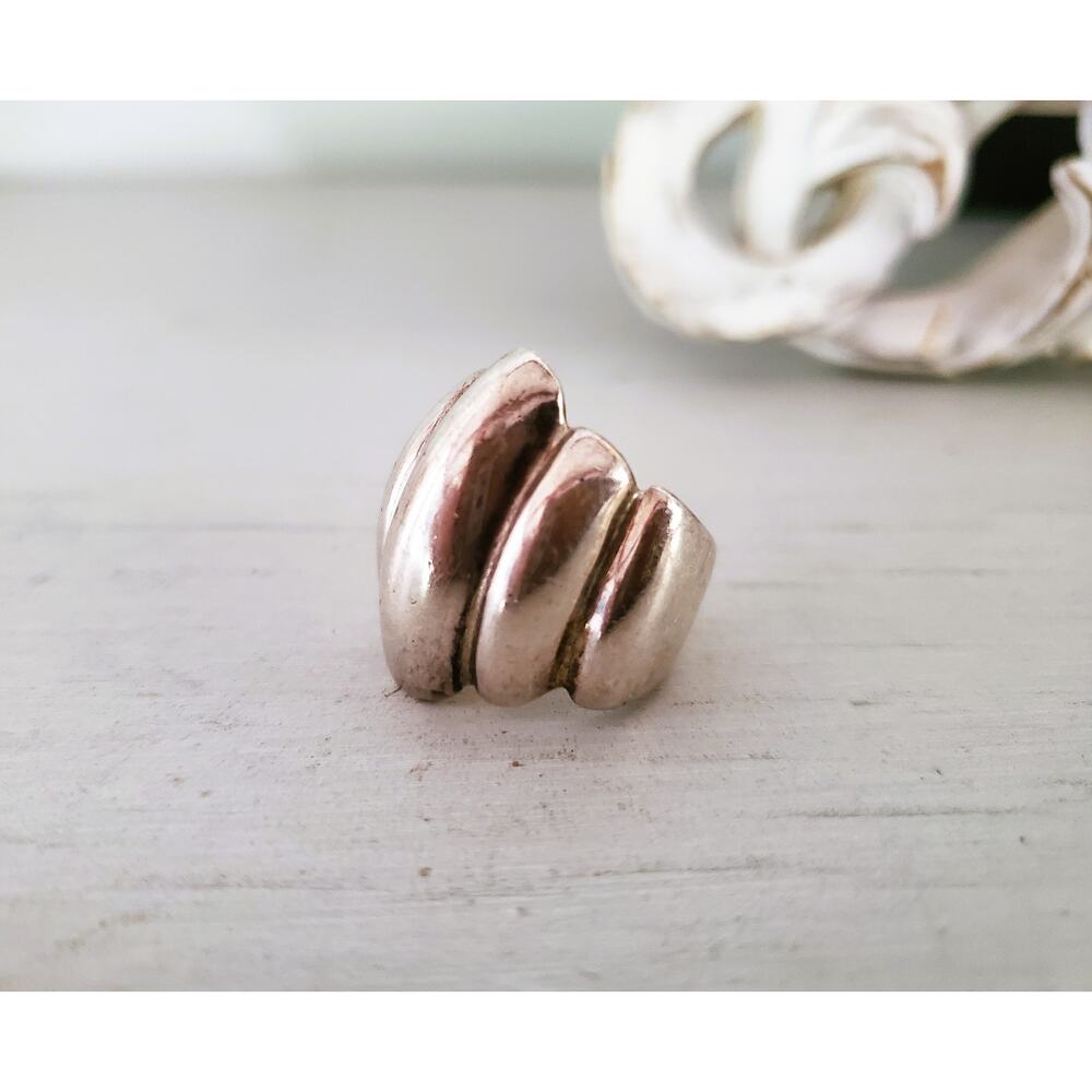 Vintage 1970s Sterling Silver Chunky Ribbed Dome Ring - Picture 2 of 6